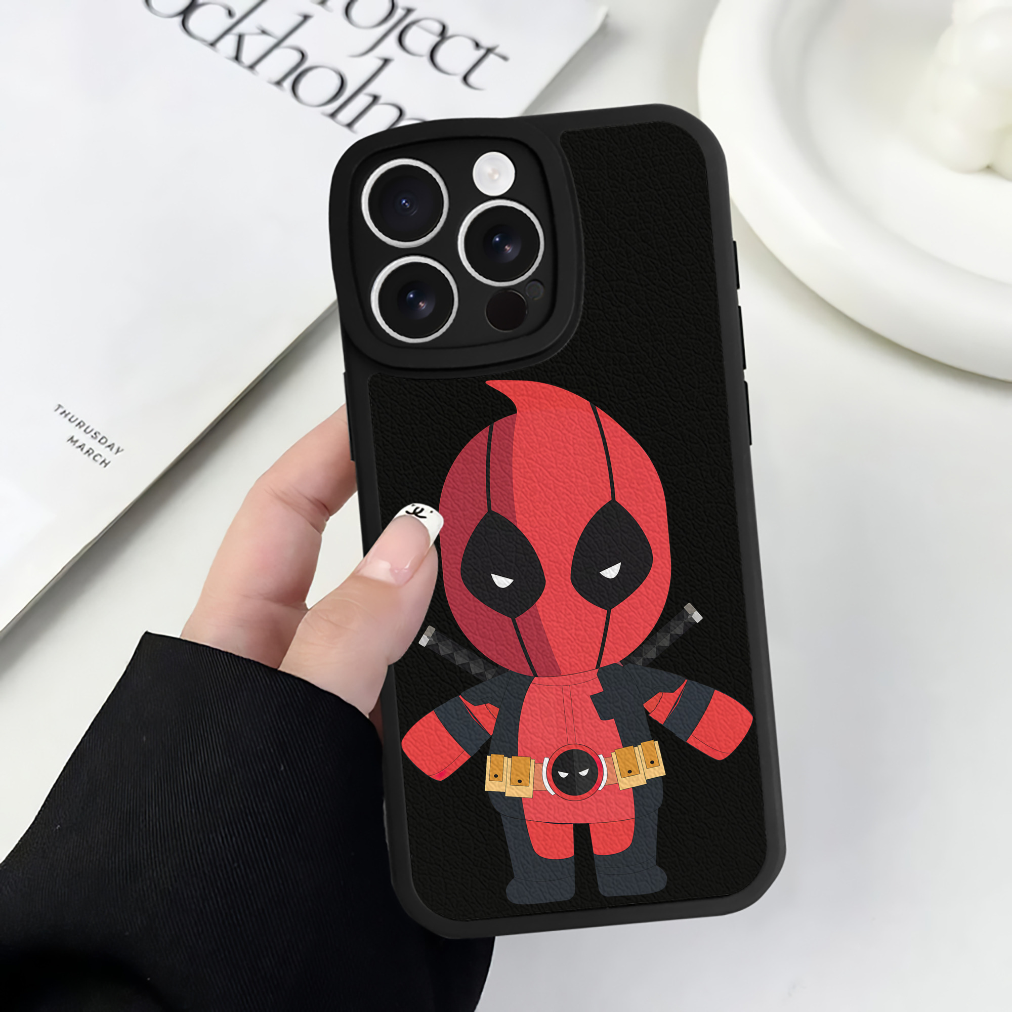 （画像用） Deadpool デッドプール 【iPhone 16シリーズ対応】シリコンスマホケース（レザー調） 材質：シリコン